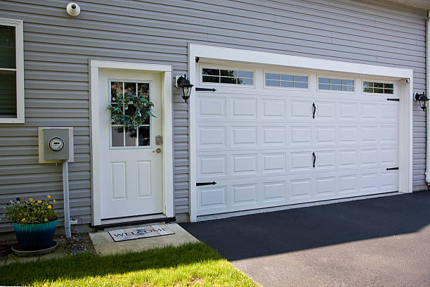 24/7 Emergency Garage Door Panel Replacement experts in Lakeshire, MO